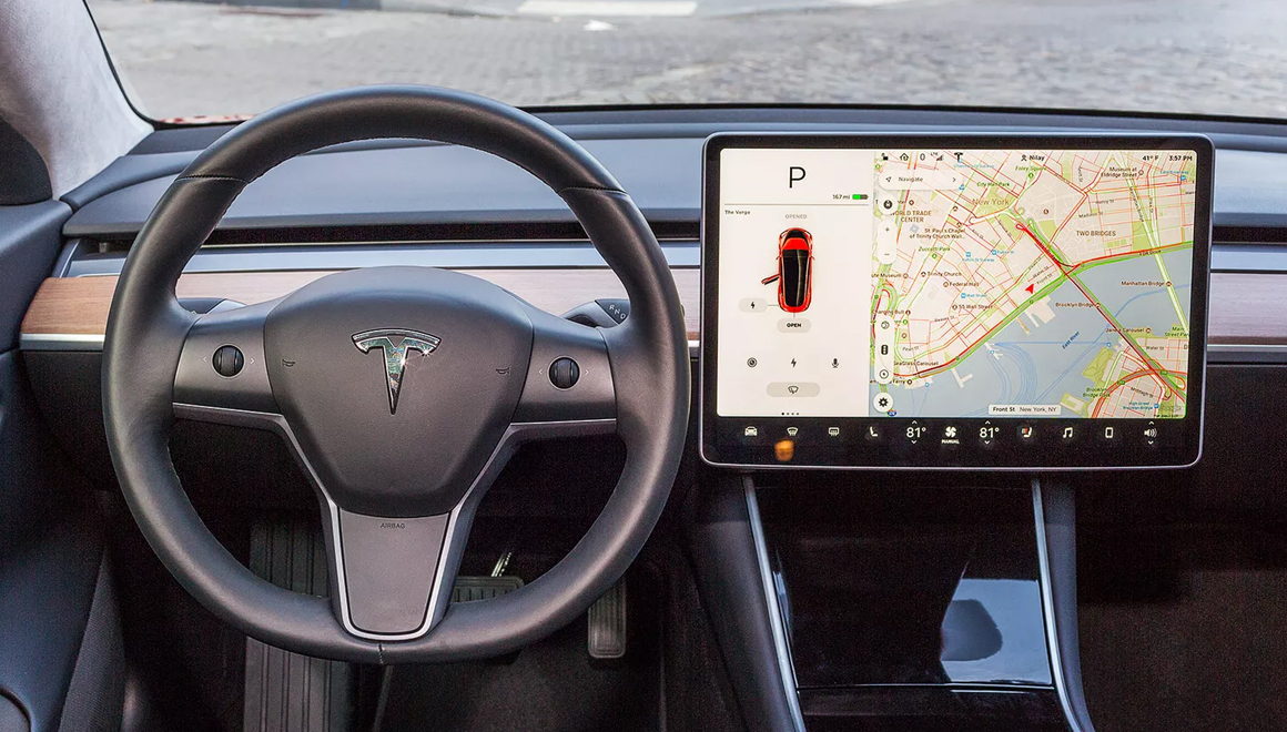 Tesla çağırma özelliği: Smart Summon kaosa dönüştü