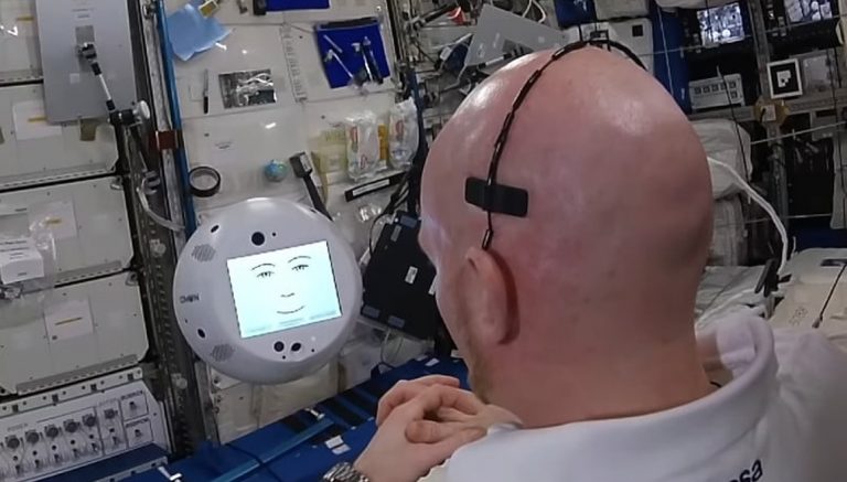 Uçan beyin CIMON, 14 ay sonra dünyaya döndü - ShiftDelete.Net