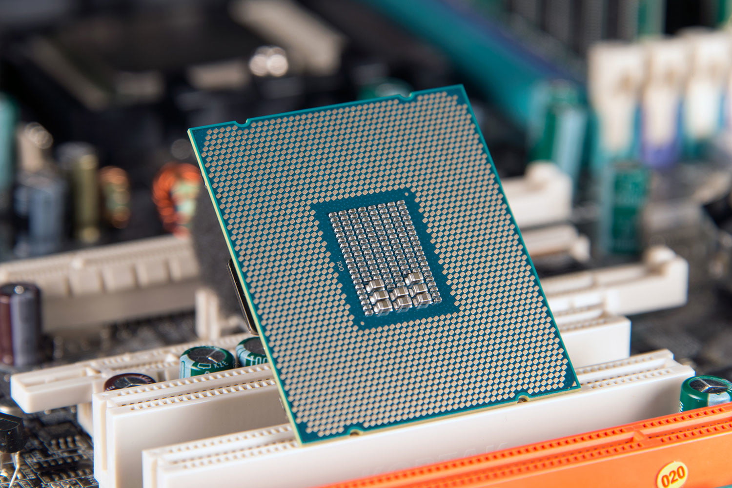 Intel 7 nm işlemci iddiaları ile ilgili konuştu