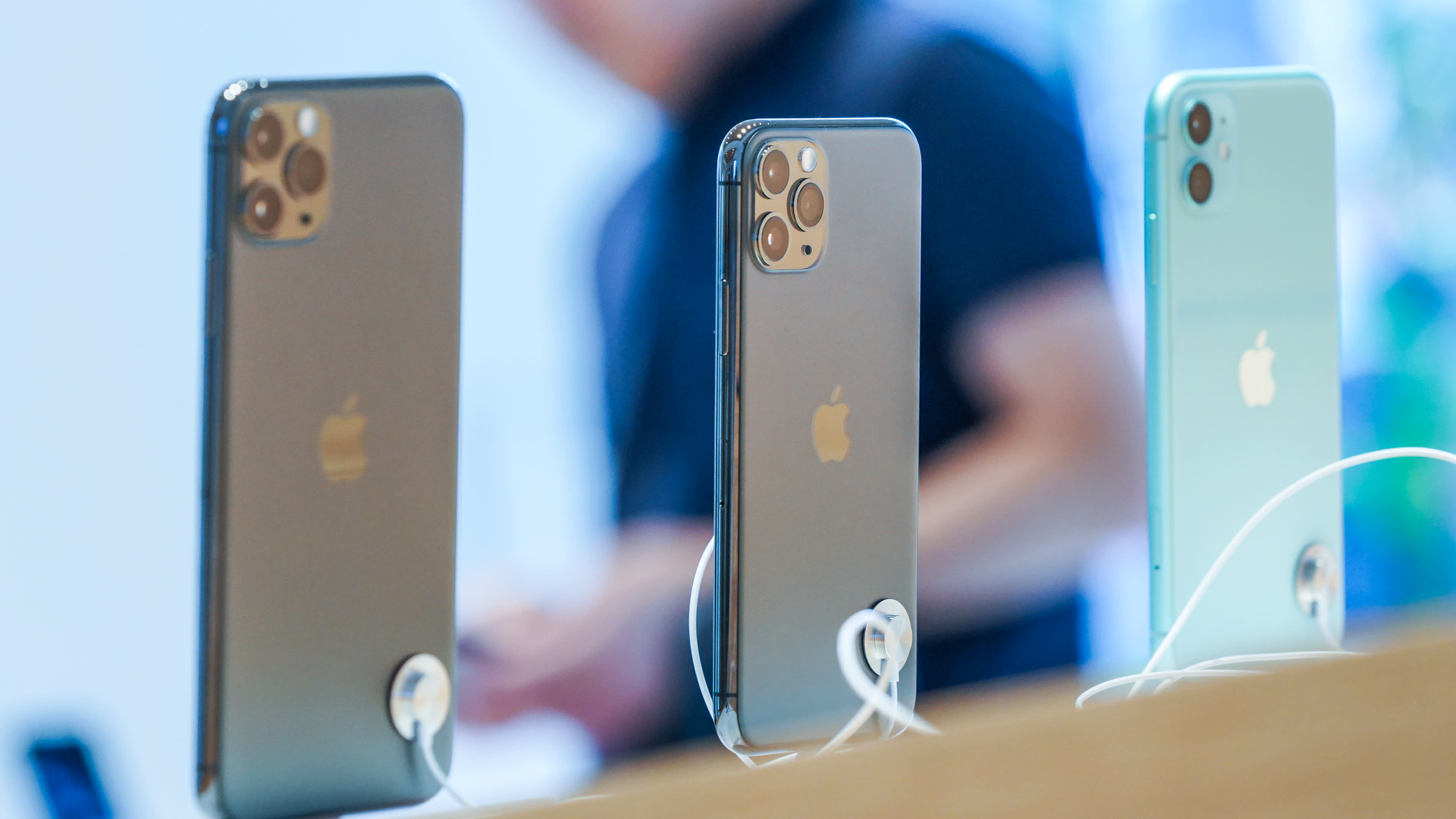 iPhone satışları düştü, Apple’ın geliri arttı