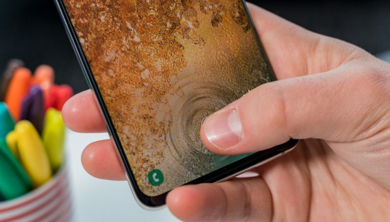 Samsung ters çentikli ekran ile şaşırttı