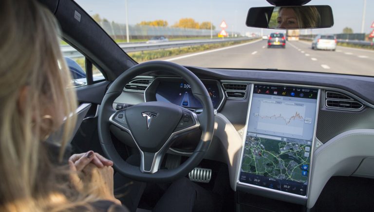 Tesla tam otonom sürüş için heyecanlandıran tarih!