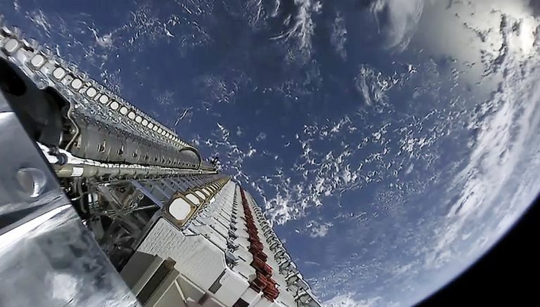 Astronomlar Starlink uydularından endişeli