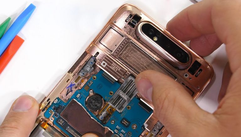Dönen kameralı Galaxy A80 parçalarına ayrıldı