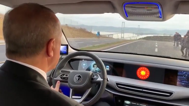 Cumhurbaşkanı Erdoğan yerli otomobili kullandı