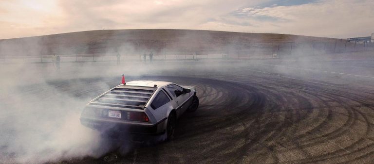 Elektrikli ve sürücüsüz DeLorean artık drift yapabiliyor!