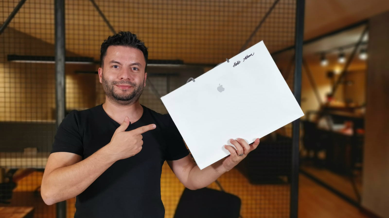 MacBook Pro 16 inç kutusundan çıkıyor