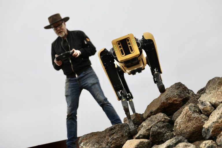 Boston Dynamics’in robot köpeği zorlu eğitimde!