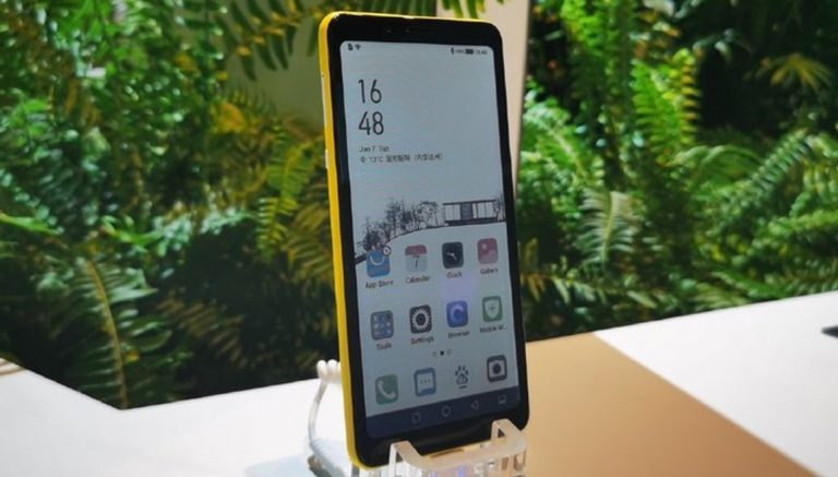 Renkli mürekkep ekranlı telefon Hisense A5 tanıtıldı