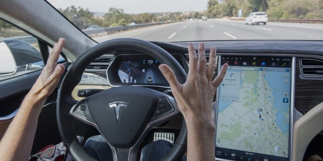 Tesla otomatik pilot kararıyla şaşırttı!