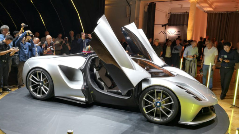 Elektrikli Lotus Evija dudak uçuklatan fiyatla satıldı