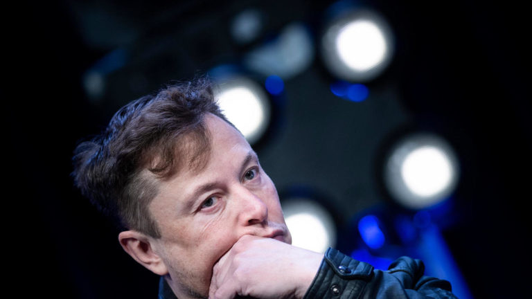 Elon Musk, iOS 13’ü topa tuttu