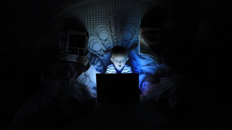 Ekranlardan yayılan zararlı mavi ışığın tedavi eden etkisi