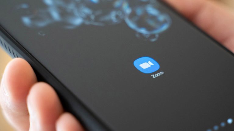 Zoom kullanıcı verilerini Facebook ile paylaşıyor!