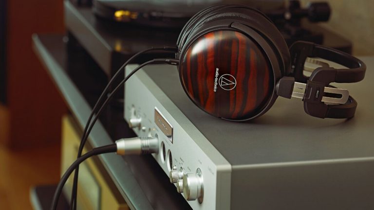 Audio Technica ahşap detaylı kulaklık