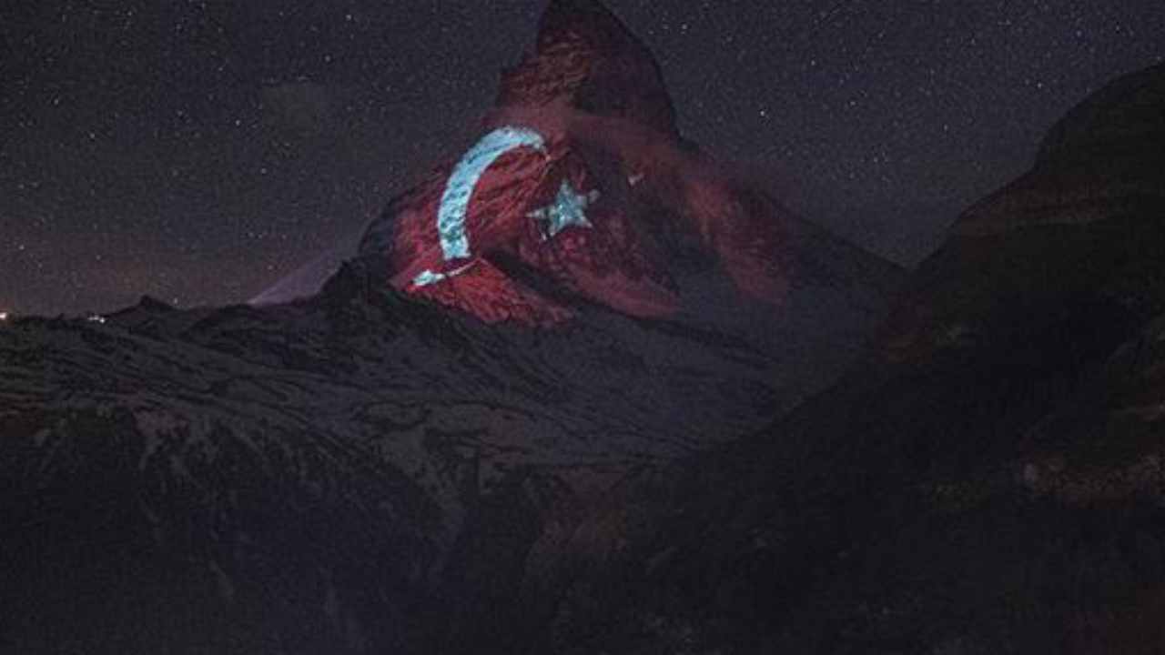 İsviçre Alpleri Türk bayrağı ile aydınlandı