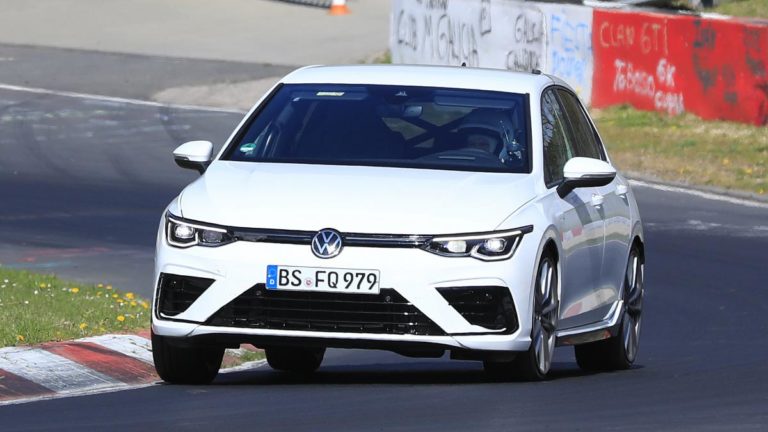 8. nesil Volkswagen Golf R asfaltta!