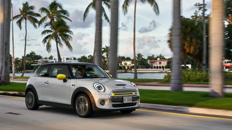 MINI ELECTRIC Türkiye asfaltına indi! İşte ilk sahibi