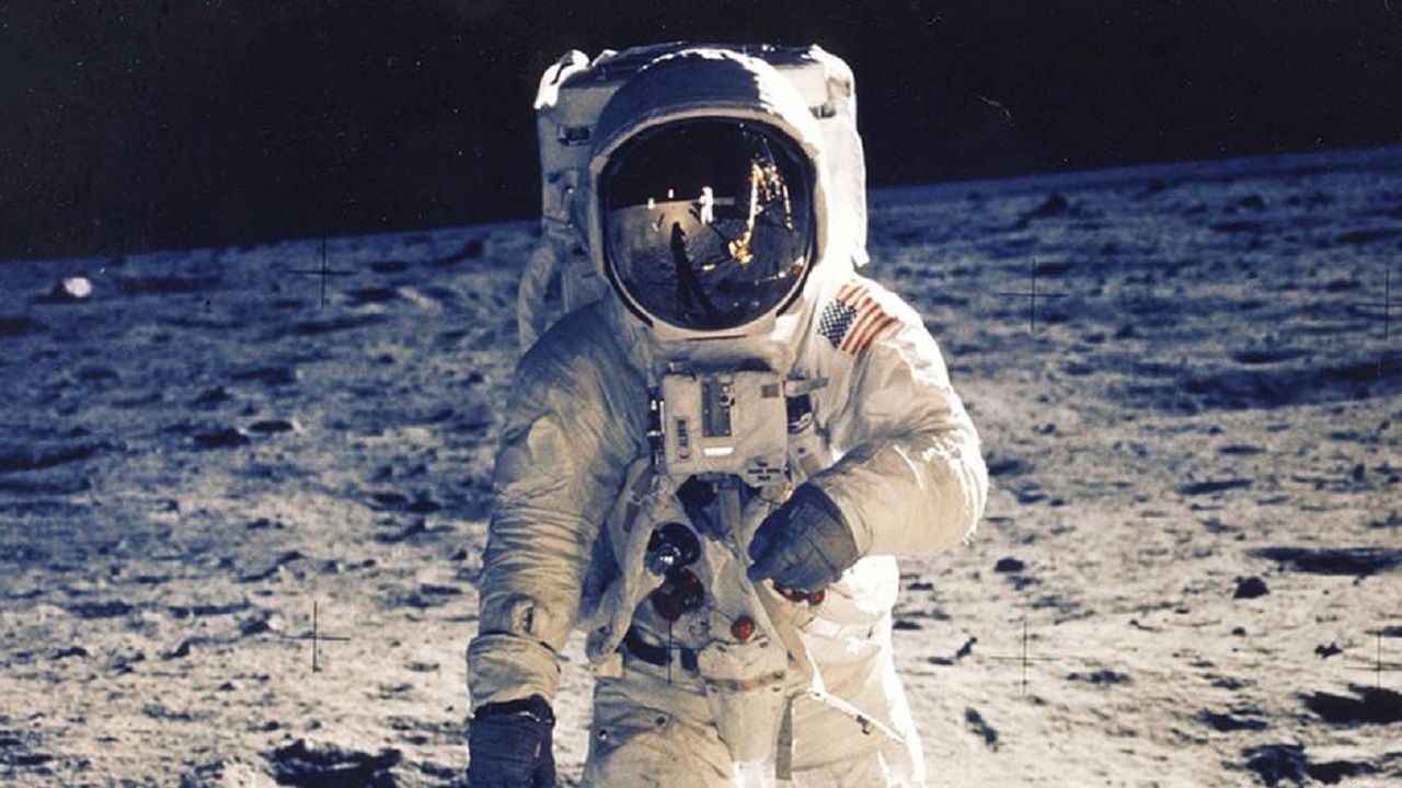 Neil Armstrong Ay’a gerçekten ayak bastı mı?