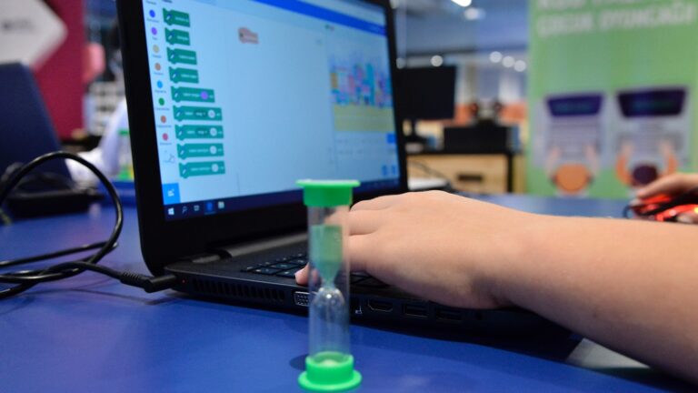 Ücretsiz eğitim ile çocuklar kod yazacak