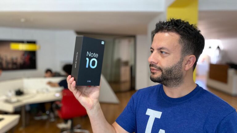 Xiaomi Mi Note 10 Lite kutusundan çıkıyor