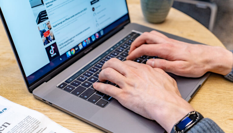 Macbook ekranı kırılabilir! Apple’dan önemli uyarı!