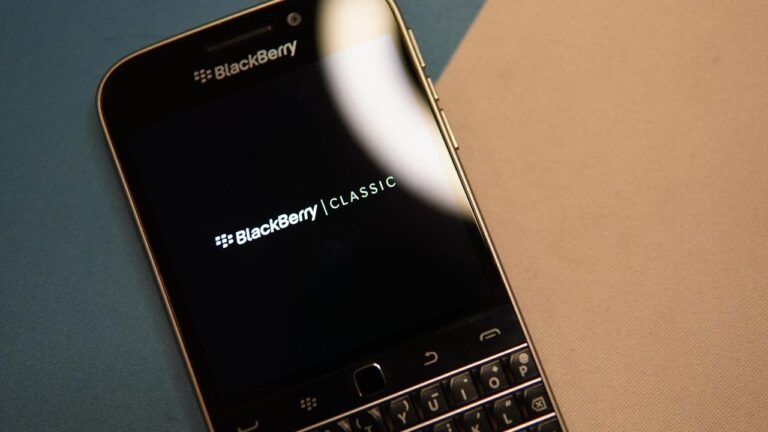 Dokunmatik değil; BlackBerry tuşlu telefonla geliyor!