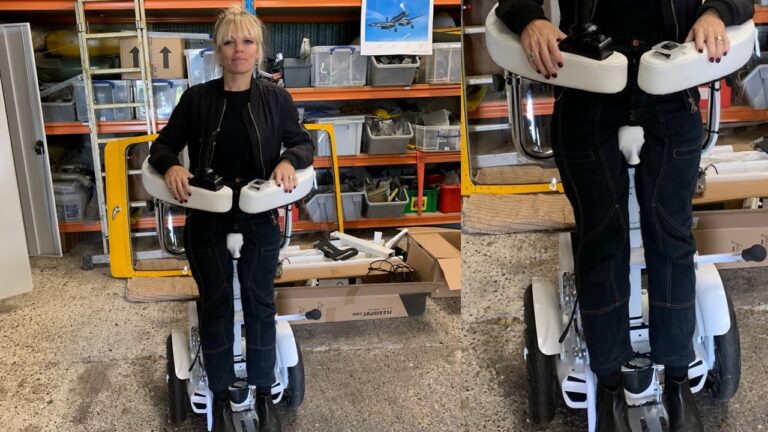 Engelli bireylerin dik durması için tekerlekli sandalye