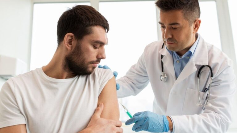 Türkiye’de ilk koronavirüs aşısı yapıldı