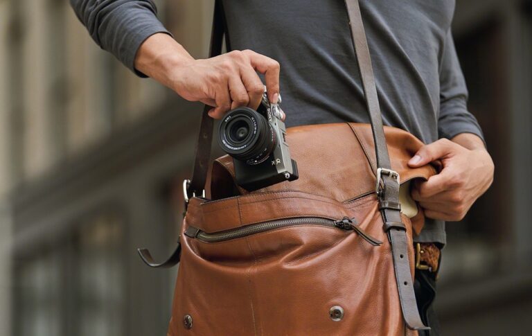 Dünyanın en küçük full-frame makinesi: Sony Alpha 7C