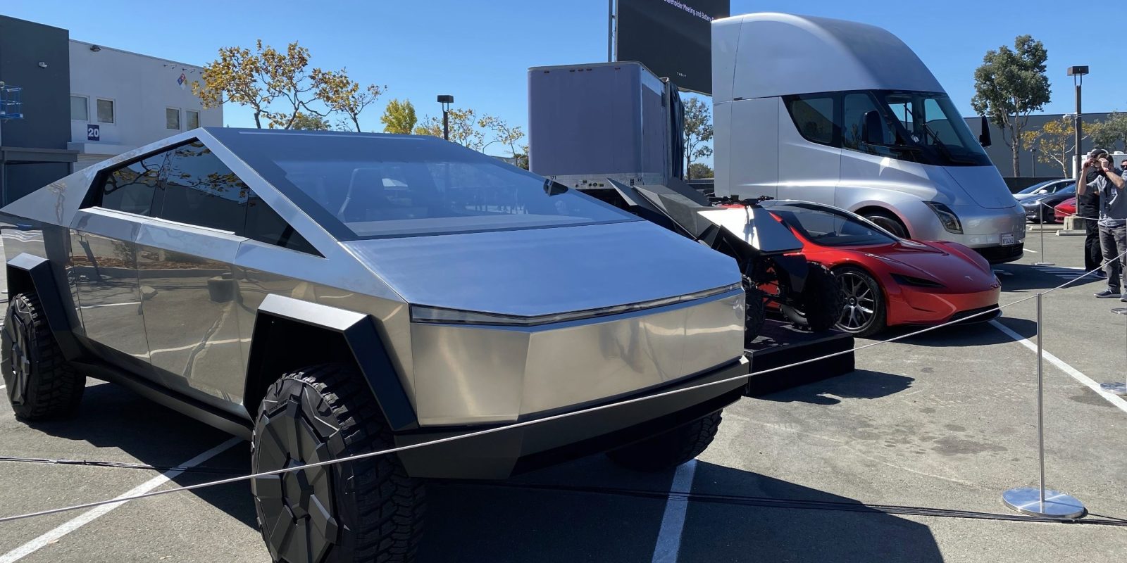 Tesla Cybertruck, ATV, Roadster & Semi sergilendi!