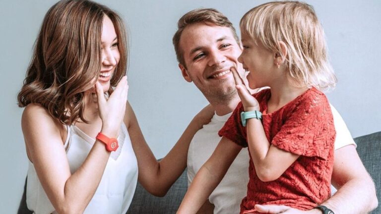 Takıldığında vücut sıcaklığını sürekli ölçen cihaz