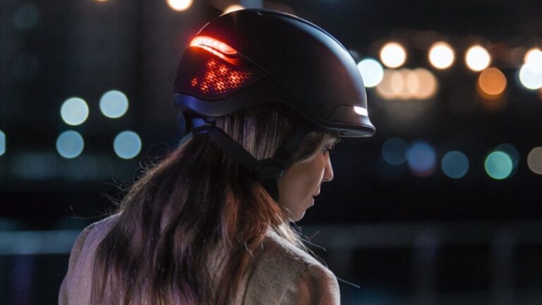 Şık ve akıllı kask, LED ışıklarıyla dikkat çekiyor