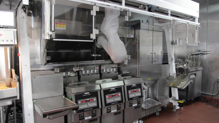 Robot Şef: 18 yemek çeşidi ve patates kızartabiliyor!