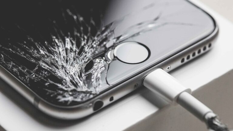 Şeffaf ve ahşap ekranlı telefonlar için kollar sıvandı!