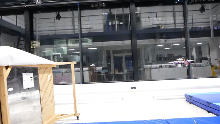 Sonunda bu da oldu: Drone dart attı!