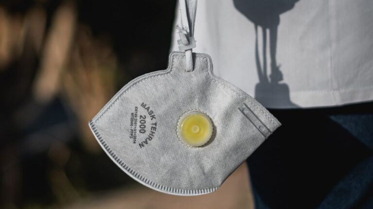 Pamuk şeker makinesi kullanarak N95 maskesi yaptı!