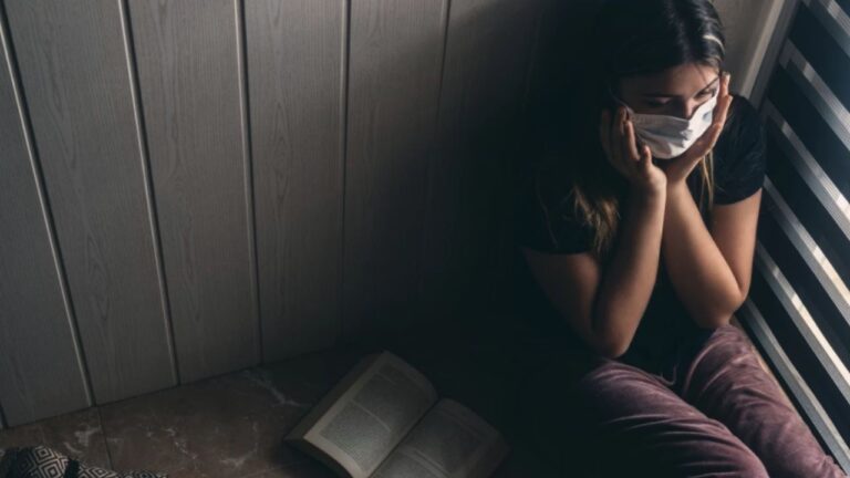 Yeni COVID-19 araştırması: Ruh sağlığını etkiliyor!