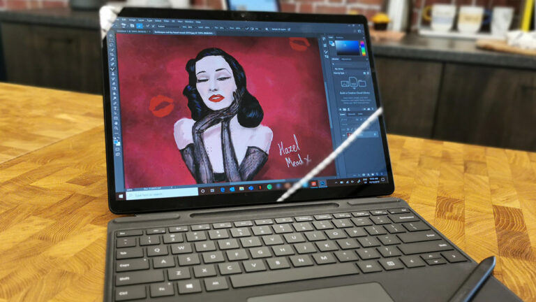 Microsoft Surface Pro 8 prototipi ele geçirildi!