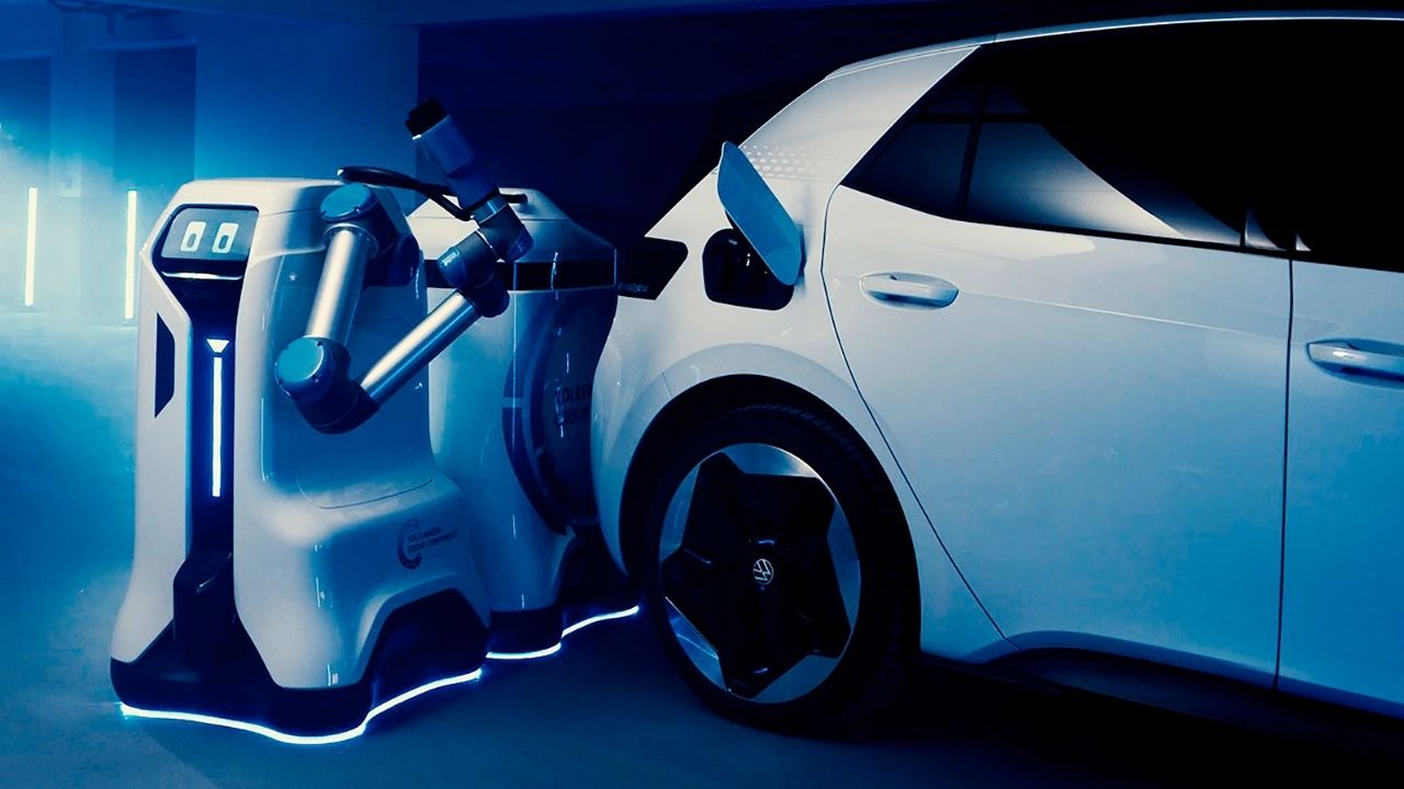 Volkswagen elektrikli araç şarj robotu