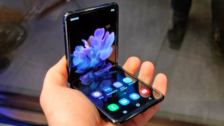 Samsung Galaxy Z Flip’i 2.999 TL’den almak mümkün