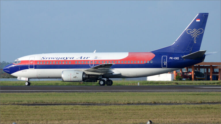 Boeing 737 yolcu uçağı denize düştü