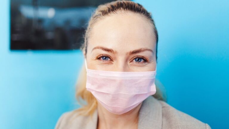 Çift maske takmak virüsün etkilerini azaltıyor mu?