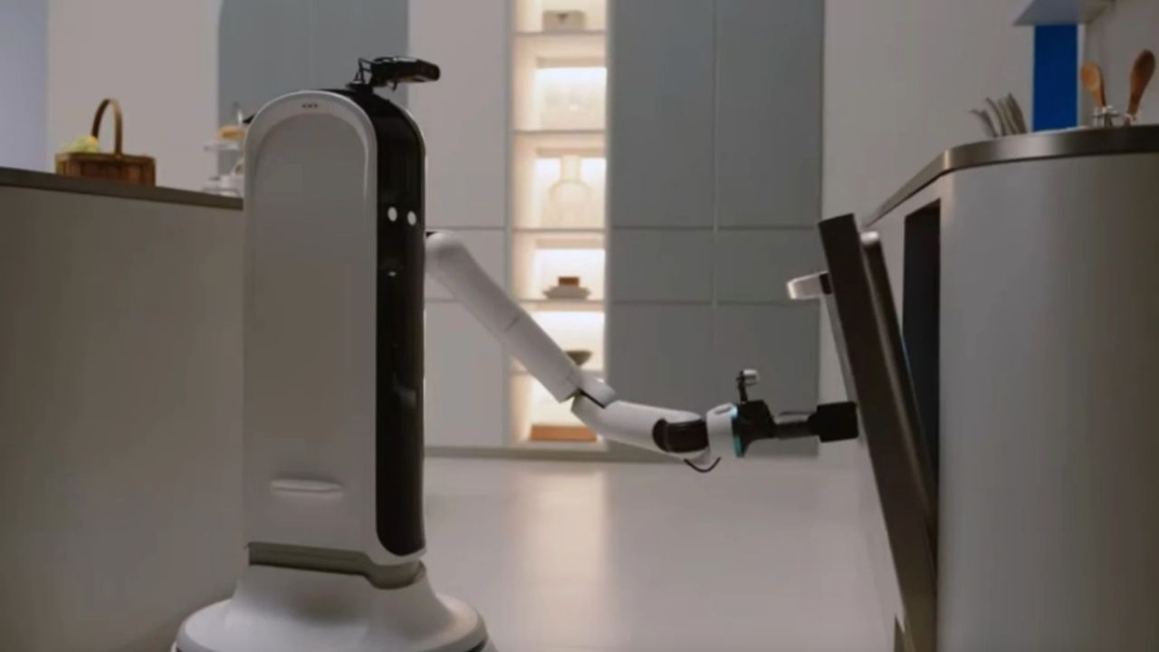 Kirlileri bulaşık makinesine yerleştiren ev robotu