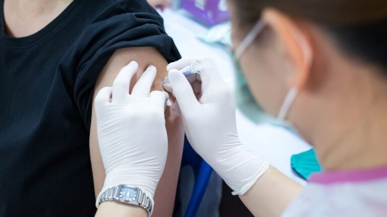 Aşı olanların kaydı ‘Aşıla’ uygulamasına girecek