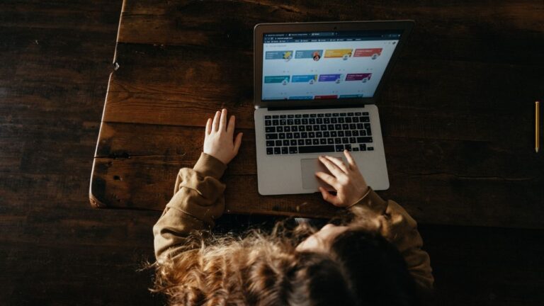 İngiltere’de ücretsiz dağıtılan laptoplarda ‘virüs’ paniği