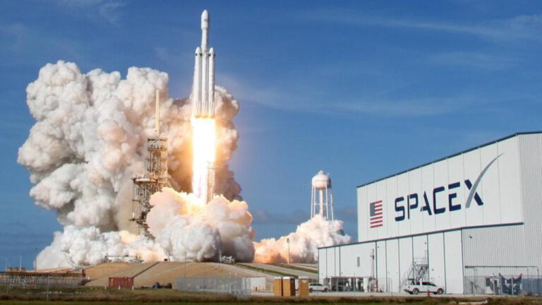 SpaceX’in rekor fırlatılışı için dakikalar kala erteleme