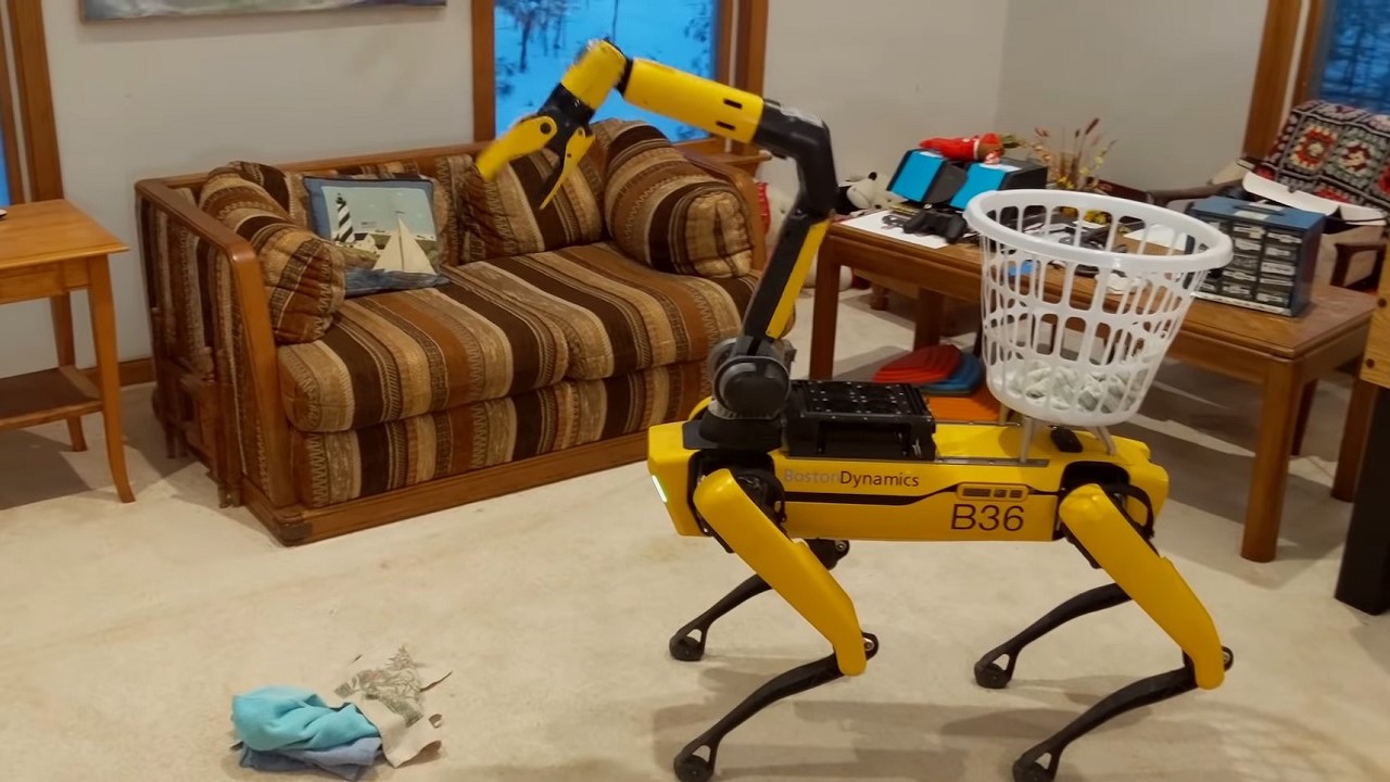 Boston Dynamics robotu Spot ev temizliğinde