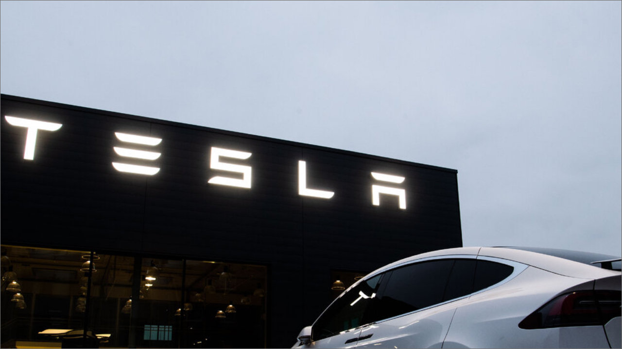 Tesla’dan şaşırtan tablo: Ürettiğinden fazla sattı