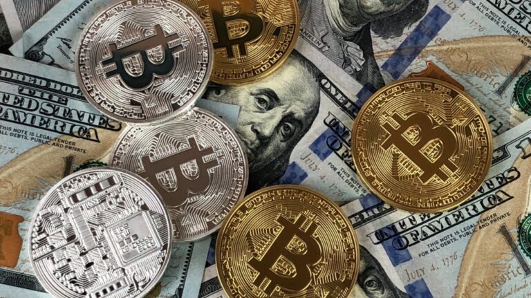 Bitcoin rekora koşuyor! 56 bin doları geçti